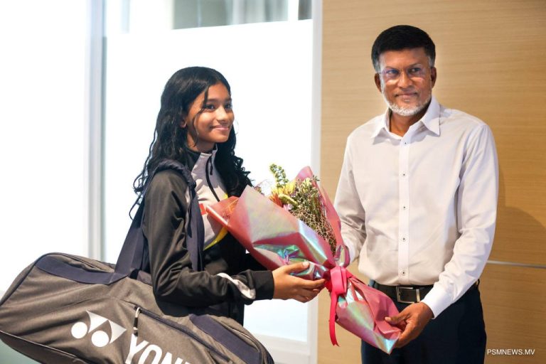 ތިން ރަން މެޑެލްއާއެކު ރާއްޖެ އައި ލައިބާއަށް އެއާޕޯޓުން ހޫނު މަރުހަބާއެއް ކިޔައިފި