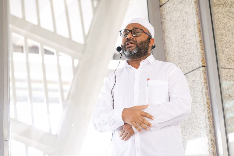 ޢަރަފާތު ދުވަހުގެ އަޅުކަމުގައިއުޅޭއިރު ފަލަސްޠީނުގެ މުސްލިމުންނަށް ހެޔޮ ދުއާކުރުން ހަނދާން ނައްތާލައިގެންނުވާނެ؛ ވަޒީރު