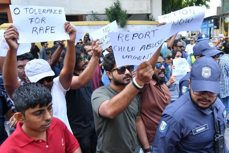 މަންމައަކު ފިރިހެން ކުއްޖަކަށް ޖިސްމާނީ އަދި ޖިންސީ އަނިޔާކުރި މައްސަލައެއް ބަލަނީ