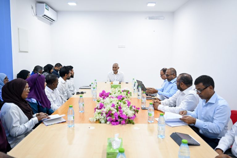 ރައީސް، މާފަރު ކައުންސިލާއި އ.ތ.މ ކޮމިޓީގެ މެންބަރުންނާ ބައްދަލުކުރައްވައިފި