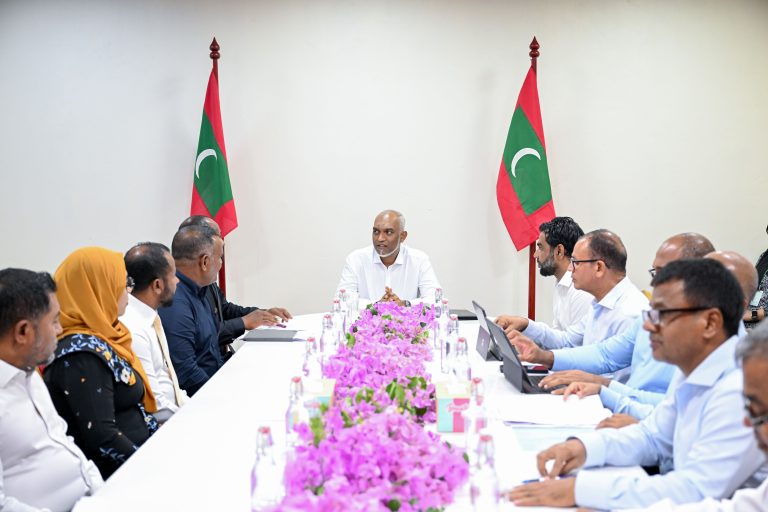 ރައީސް މަނަދޫ ކައުންސިލާއި އ.ތ.މ ކޮމިޓީގެ މެންބަރުންނާ ބައްދަލުކުރައްވައިފި