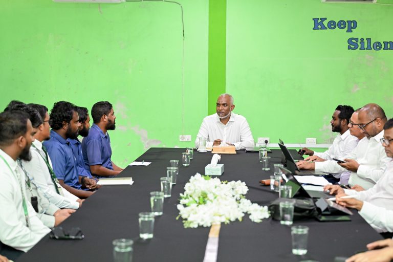 ރައީސް ކުޑަފަރި ކައުންސިލާއި އ.ތ.މ ކޮމިޓީގެ މެންބަރުންނާ ބައްދަލުކުރައްވައިފި