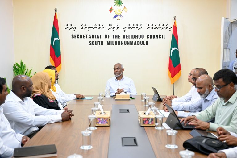 ރައީސް، ވެލިދޫ ކައުންސިލާއި އ.ތ.މ ކޮމިޓީއާ ބައްދަލުކުރައްވައިފި