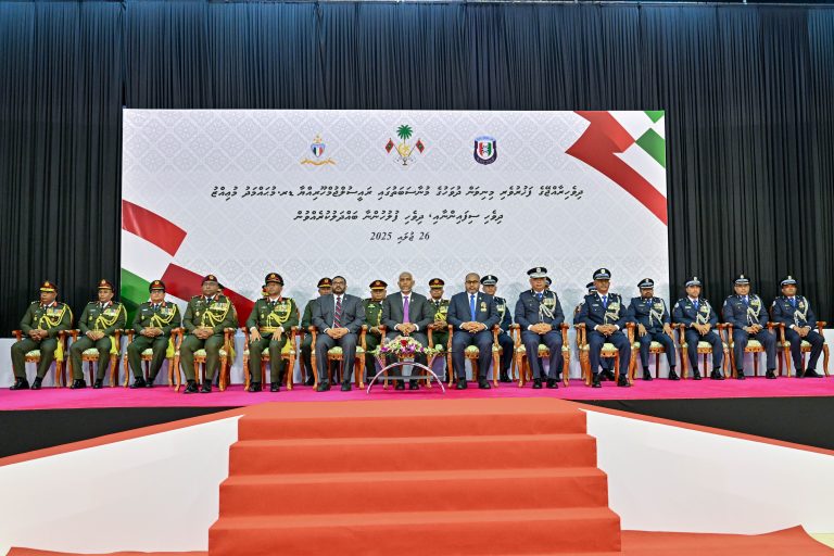 މިނިވަން ދުވަހުގެ މުނާސަބަތުގައި ރައީސް، ދިވެހި ސިފައިންނާއި ފުލުހުންނާ ބައްދަލުކުރައްވައިފި
