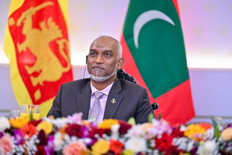 މީސްމީޑިއާގައި ރައީސް ޑރ. މުޢިއްޒަށް މަރުގެ އިންޒާރު ދިން މައްސަލައެއް ބަލަނީ