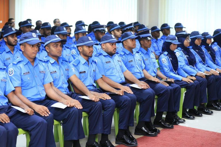 ބޮޑު ކުރި މުސާރަ ފުލުހުންނަށް ހަމަ އަށް ނުލިބޭ ކަމަށް ބުނެ ދައްކަނީ ދޮގު ވާހަކައެއް: ފުލުހުން