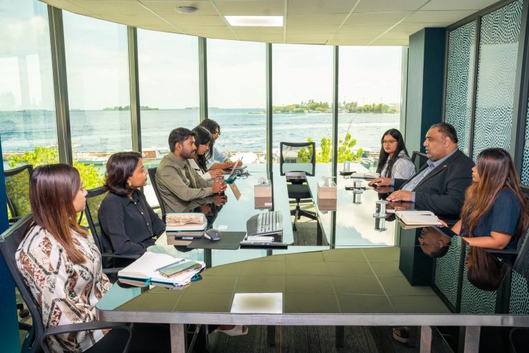 އިނގިރޭސި ފަތުރުވެރިންގެ ޝައުޤުވެރިކަން ހޯދުމާ ގުޅޭގޮތުން އިނގިރޭސި ސަފީރާ މަޝްވަރާކޮށްފި