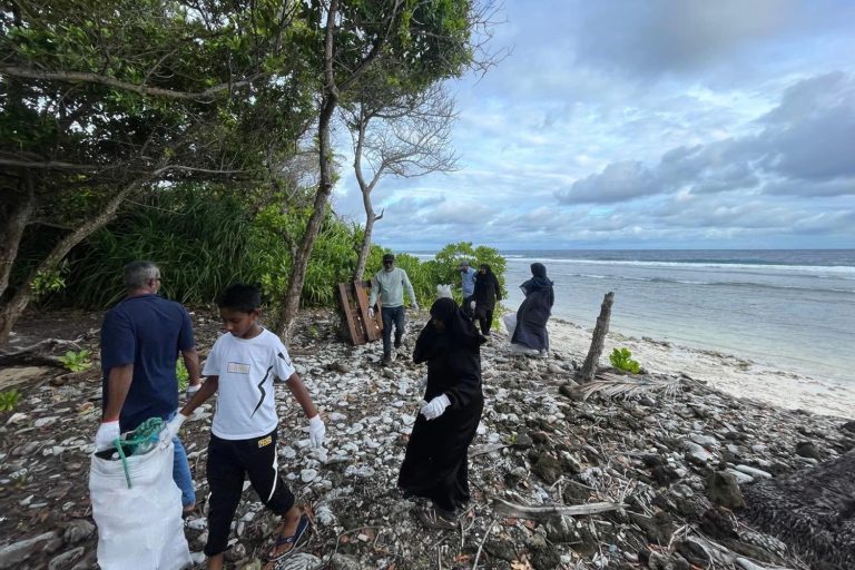 މީދޫގައި ބީޗް ސާފުކުރުމުގެ ހަރަކާތެއް ބާއްވައިފި