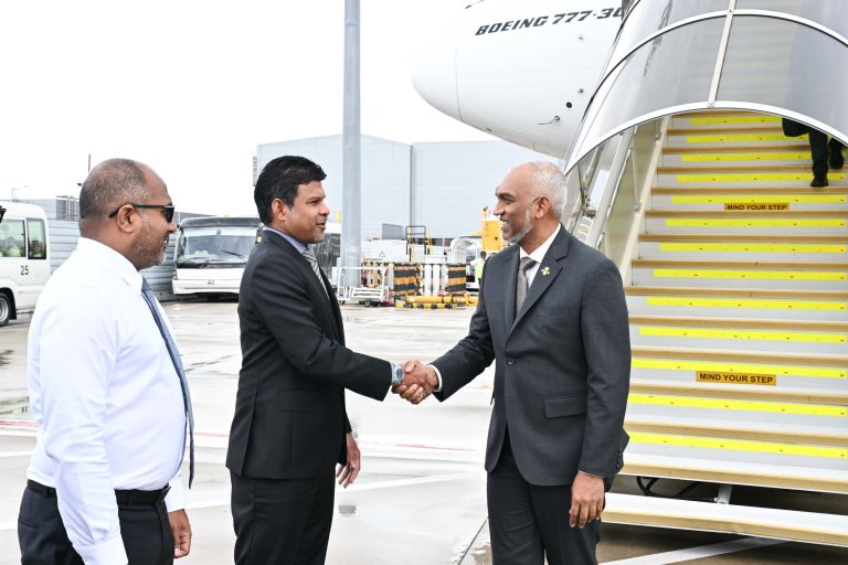 ރައީސް އިނގިރޭސިވިލާތަށް ކުރެއްވި ދަތުރުފުޅު ނިންމަވާލައްވައި ރާއްޖެ ވަޑައިގެންފި