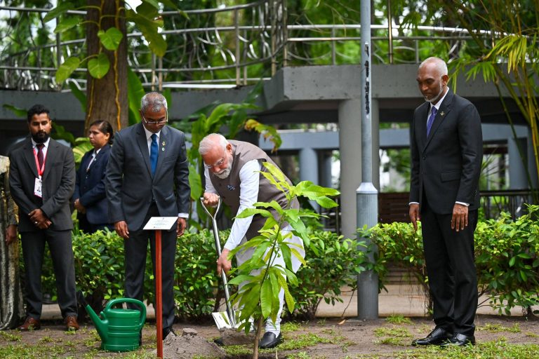 5 މިލިއަން ގަސް މަޝްރޫޢުގެ ދަށުން ބޭއްވި ގަސް އިންދުމުގެ ރަސްމިއްޔާތެއްގައި ރައީސާއި މޯދީ ބައިވެރިވެވަޑައިގެންފި
