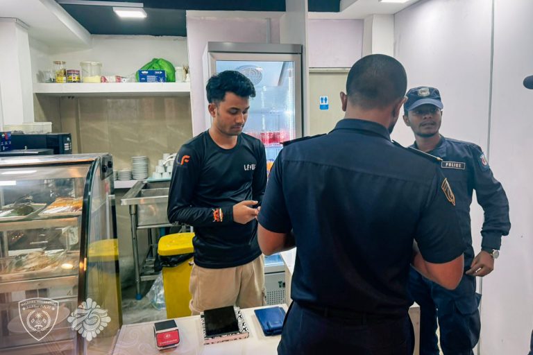 ކެފޭއެއް ބަލައި ފާސްކޮށް ޤަވާއިދާ ޚިލާފަށް އުޅެމުންދިޔަ 5 ބިދޭސީން ހައްޔަރުކޮށްފި