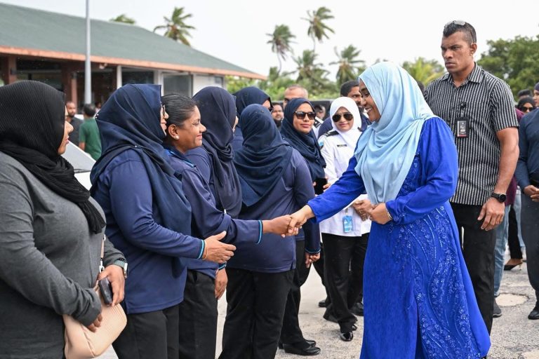 މެޑަމް ސާޖިދާ ރަސްމީ ދަތުރުފުޅެއްގައި އައްޑޫއަށް ވަޑައިގެންފި