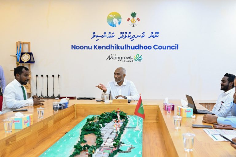 ރައީސް ކެނދިކުޅުދޫ ކައުންސިލާއި އިސްވެރިންނާއި ބައްދަލުކުރައްވައިފި