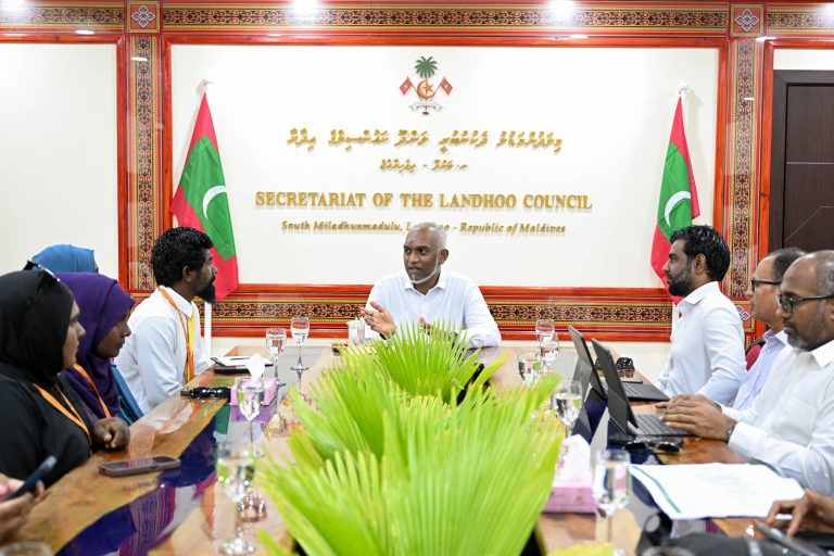 ރައީސް، ލަންދޫ ކައުންސިލާއި އަންހެނުންގެ ކޮމިޓީއާއި ބައްދަލުކޮށްފި