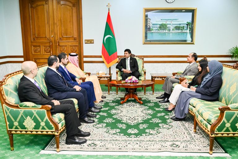 ސަޢުދީ ސަފީރު ނައިބު ރައީސް އަރިހަށް އިޙްތިރާމުގެ ޒިޔާރަތެއް ކުރައްވައިފި