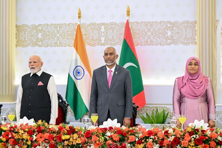 އިންޑިއާގެ ބޮޑުވަޒީރުގެ ޝަރަފުގައި ރައީސް ދެކަނބަލުން ފުރަމާނަ ޖާފަތެއް ދެއްވައިފި