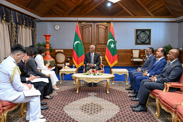 ޖަޕާނުގެ ބޮޑުވަޒީރުގެ ޚާއްޞަ މަންދޫބު، ރައީސް އަރިހަށް އިޙްތިރާމްގެ ޒިޔާރަތެއް ކުރައްވައިފި