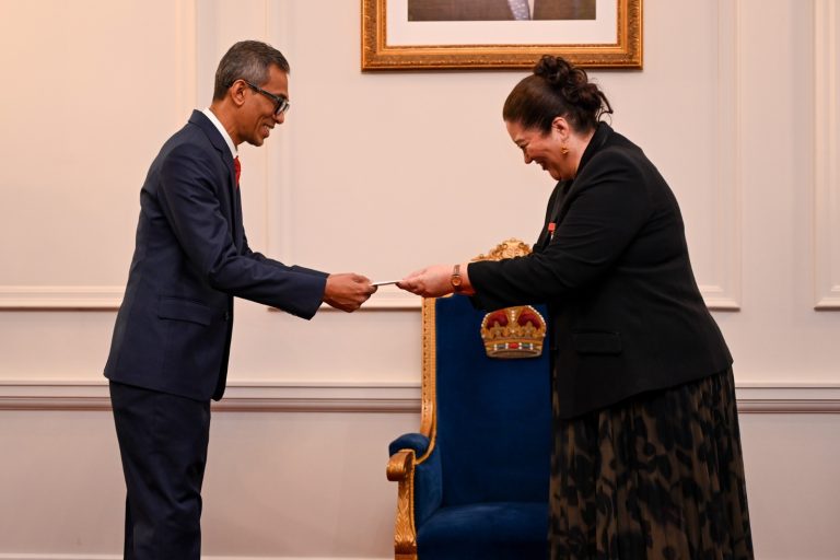 ނިއުޒިލޭންޑް ނޮން-ރެސިޑެންޓް ސަފީރުގެ ފަތްކޮޅު އަރުވައިފި