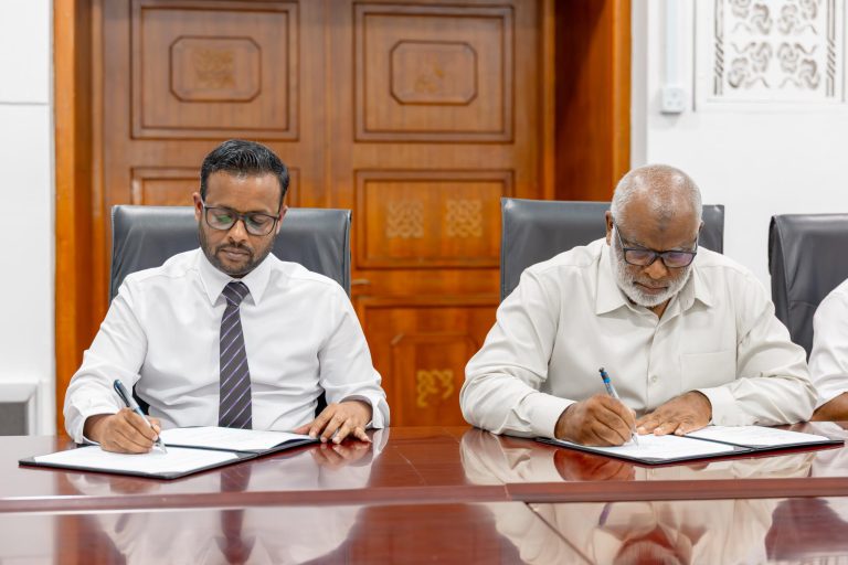 ނަޑެއްލާ އައު ބަނދަރު ހެދުމުގެ އެއްބަސްވުމުގައި ސޮއިކޮށްފި