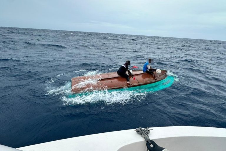 މަޑަވެއްޔާ ދިމާލު ބޭރުން ދަތުރުކުރަމުންދިޔަ ޑިންގީއެއް ބަންޑުން ޖަހާލައިފި