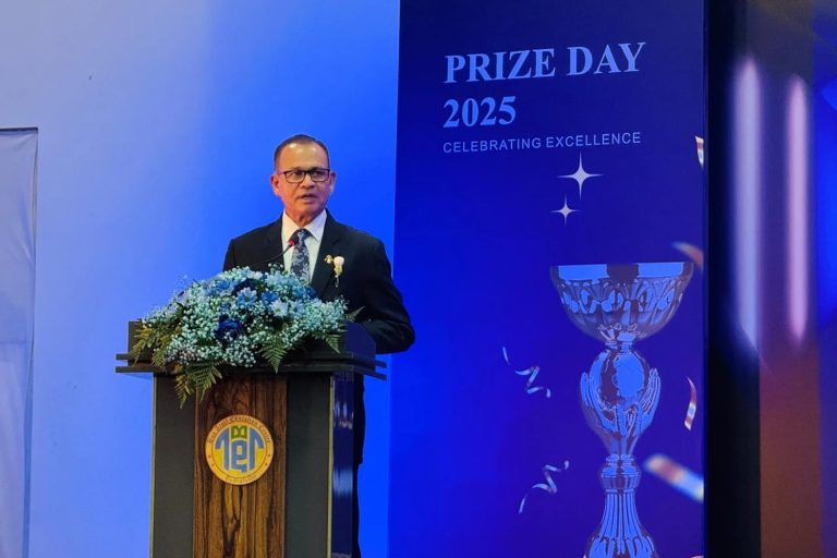 ޤައުމީ މަންހަޖުގެ ތަޞައްވުރަށް ވާޞިލްވުމަށް އެންމެ ބުރަކޮށް މަސައްކަތްކުރައްވަނީ މުދައްރިސުން: އާދަމް ޝަރީފު