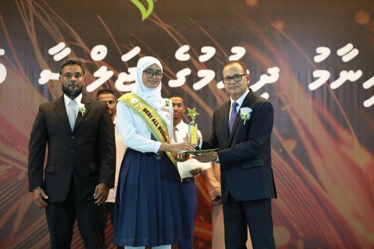 ރާއްޖެއަށް ލިބެމުންދާ ކުރިއެރުންތަކުގެ އެންމެ ބޮޑު ހިއްސާއެއް އަދާކުރައްވާ ޚާދިމުންނަކީ މުދައްރިސުން: އާދަމް ޝަރީފު ޢުމަރު