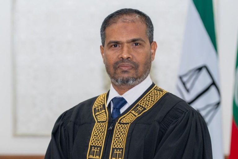 ސުޕްރީމް ކޯޓު ހިންގުން ފަނޑިޔާރު ޢަބްދުﷲ ޙަމީދާ ހަވާލުކޮށްފި