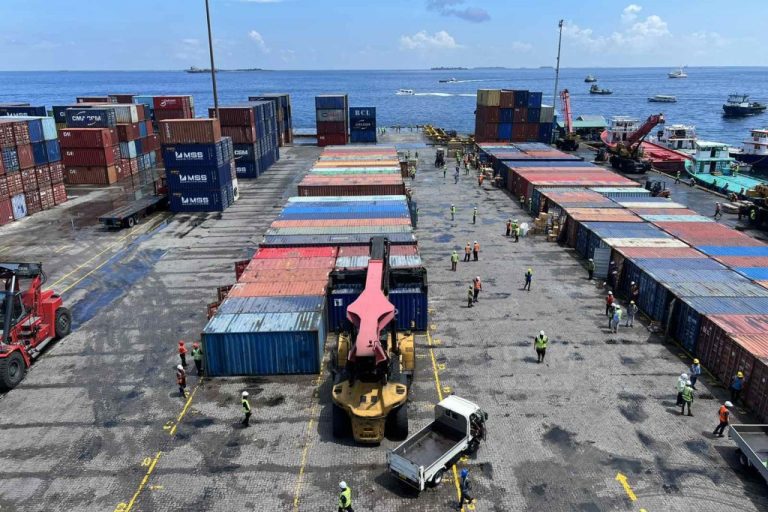 ވިޔަފާރި ބަނދަރުގައި ކްލިއަރނުކޮށް ހުރި މުދާތައް ގެންދިއުމަށް އަންގައިފި