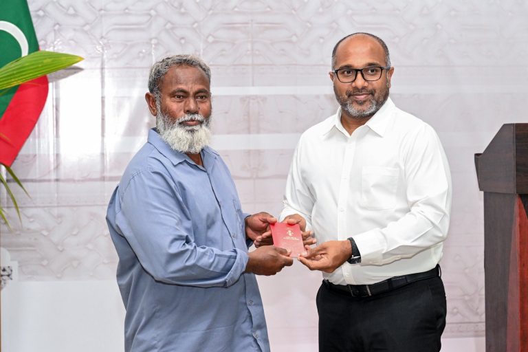 މަނަދޫގައި ޕާސްޕޯޓްގެ ޚިދުމަތް ފަށައިފި