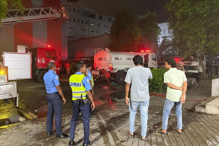 ހުޅުމާލޭގެ ގުދަނެއްގައި އަލިފާންރޯވެ ސިފައިންނާއި ފުލުހުން ހަރަކާތްތެރިވަނީ