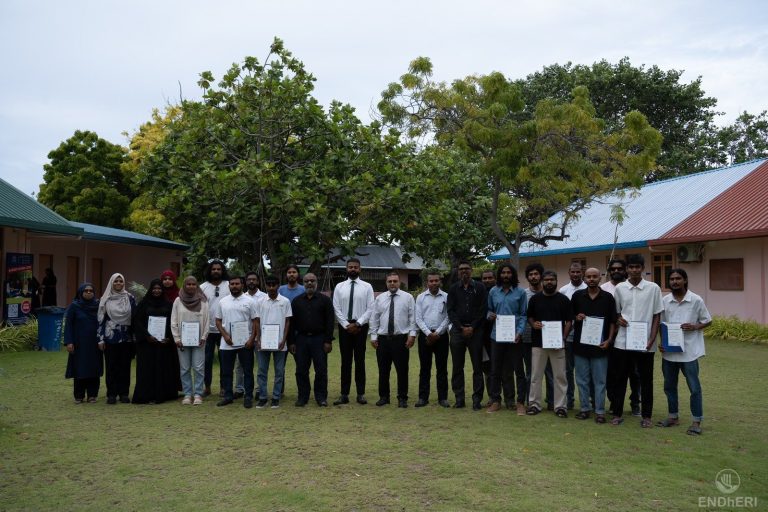 ފުރަތަމަ ރޭންޖަރސް ތަމްރީނު ކޯހުގެ ދަސްވެނިންނަށް ސެޓްފިކެޓް ދީފި