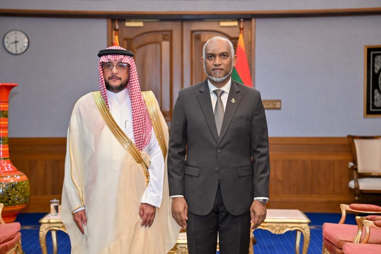 ސަޢޫދީ އައު ސަފީރު ރައީސް އަށް ފަތްކޮޅު އަރުވައިފި