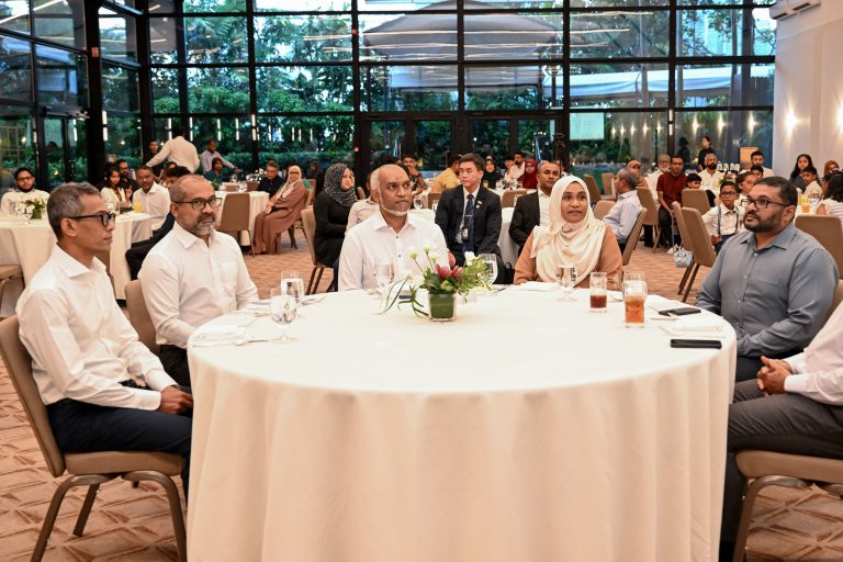 ރައީސްގެ ދެކަނބަލުން ސިންގަޕޫރުގައި އުޅޭ ދިވެހިންނާއި ބައްދަލުކުރައްވައިފި