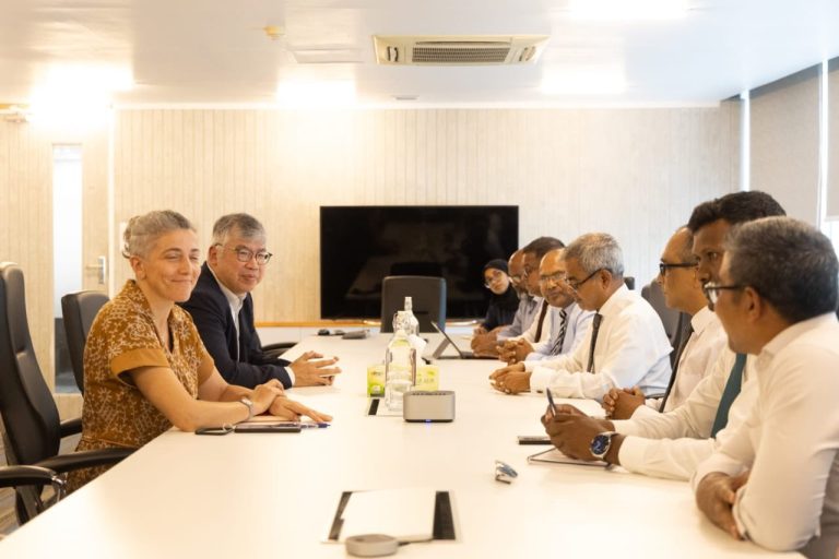މިނިސްޓަރު ޠާރިޤު އޭޑީބީގެ އިސްވެރިންނާ ބައްދަލުކުރައްވައިފި