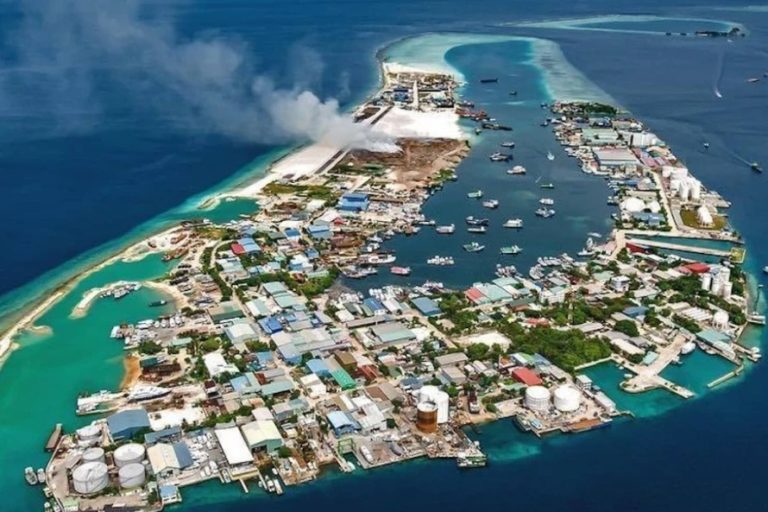 ތިލަފުށި ލޮޓް: 30230 ގެ ފަޅުތެރޭގައި ގަވާއިދާ ޚިލާފަށް އަޅާފައިވާ އުޅަނދުތައް ނަގަނީ