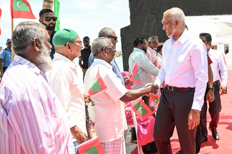 ރައީސް އއ އަތޮޅަށް ކުރެއްވި ދަތުރުފުޅު ނިންމާ މާލެ ވަޑައިގެންފި