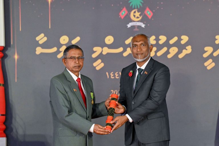 ނިޝާން ދިޔަމިގިލީގެ ޝަރަފުގެ ޢިއްޒަތް އާދަމް ޢަބްދުއްރަޙްމާނަށް އަރުވައިފި