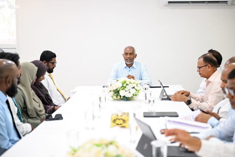 ރައީސް މަކުނުދޫ ކައުންސިލާއި އ.ތ.މ ކޮމިޓީގެ މެންބަރުންނާ ބައްދަލުކުރައްވައިފި