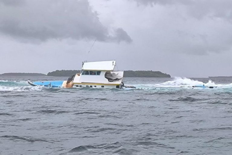 ފަރަށް އެރި ދޯންޏެއްގައި ތިބި ފަޅުވެރިންނަށް ސިފައިން އެހީތެރިކަން ފޯރުކޮށްދީފި