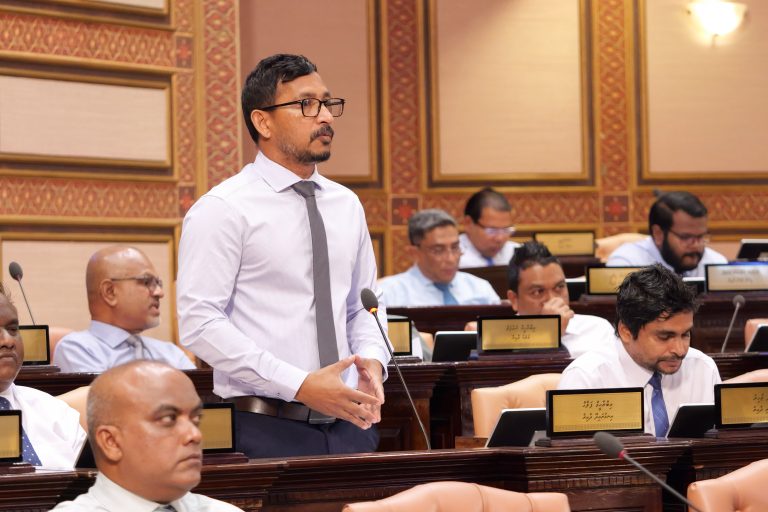 ފަލާޙް މަޖިލީހުގައި ދެއްކެވި ވާހަކައިގެ މައްސަލައާމެދު ޕީޖީގެ ލަފާ ހޯދަނީ