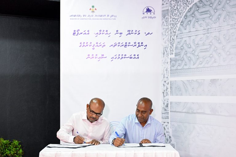 މަކުނުދޫ އެއަޕޯޓް ތަރައްޤީ ކުރުމުގެ މަޝްރޫޢުގައި ސޮއިކޮށްފި