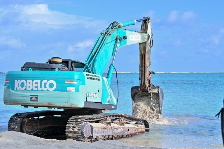 މަތިވެރީ އެއަރޕޯޓް ހެދުމަށް ބިން ހިއްކަން ފަށައިފި