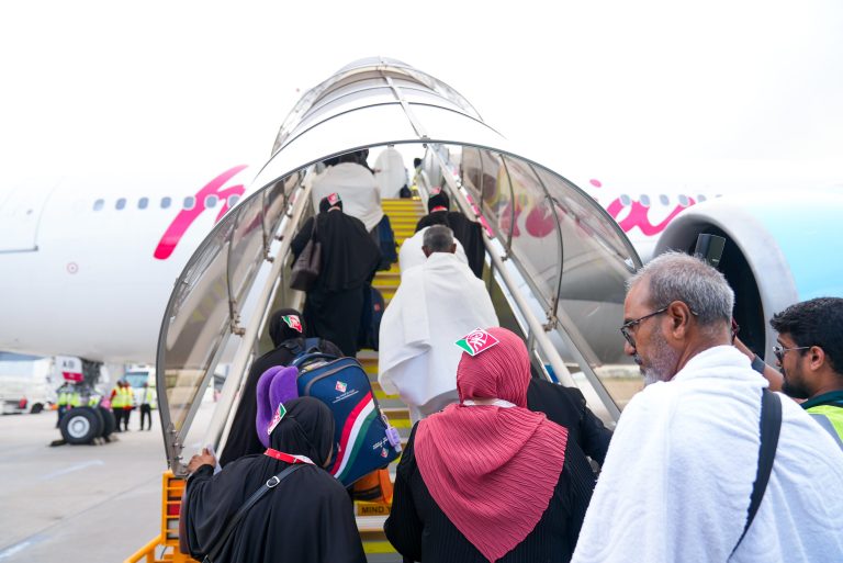 ޑިލޭވި މޯލްޑިވިއަންގެ ފްލައިޓު ޢުމްރާވެރިންނާއެކު ފުރައިފި