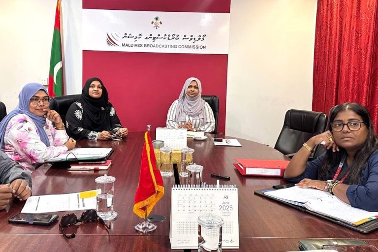 ނޫސްވެރިން އެކްރެޑިޓްކުރުމާ ބެހޭ އުސޫލެއް ބްރޯޑްކޮމް އިން އެކުލަވާލައިފި