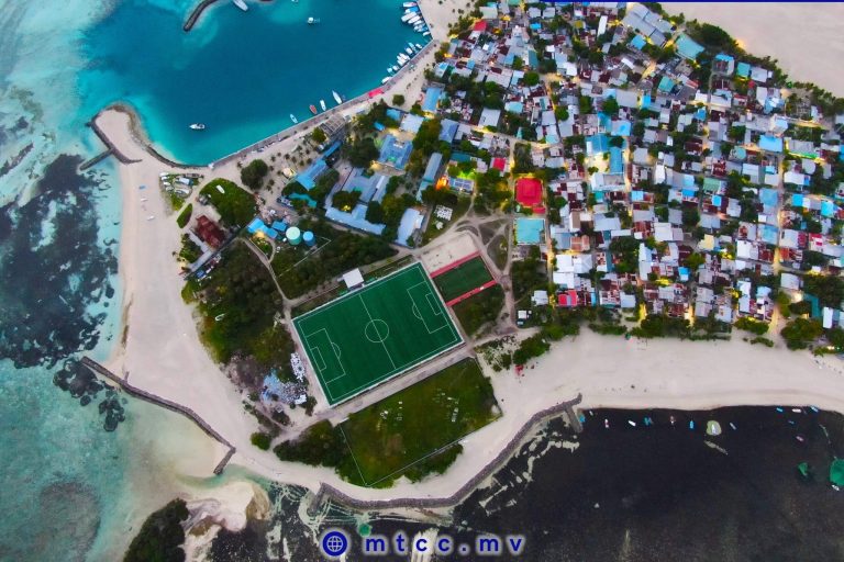 ގުރައިދޫއަށް ދަތުރުކުރި ޑިންގީއެއް ބަންޑުން ޖަހާލައިފި