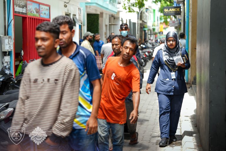 މާލޭގައި ނުގަވާއިދުން އުޅެމުންދިޔަ 25 ބިދޭސީއަކު އަތުލައިގެންފި
