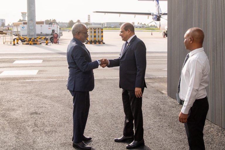 ސްވިޓްޒަރލޭންޑަށް ކުރެއްވި ދަތުރުފުޅު ނިންމަވާލައްވައި ޢަބްދުއްރަޙީމް ރާއްޖެ ވަޑައިގެންފި