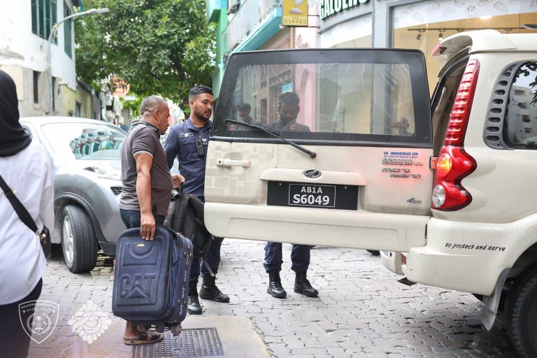 ގަވާއިދާ ޚިލާފަށް އުޅެމުންދިޔަ 2 ބިދޭސީއަކު އަތުލައިގެންފި