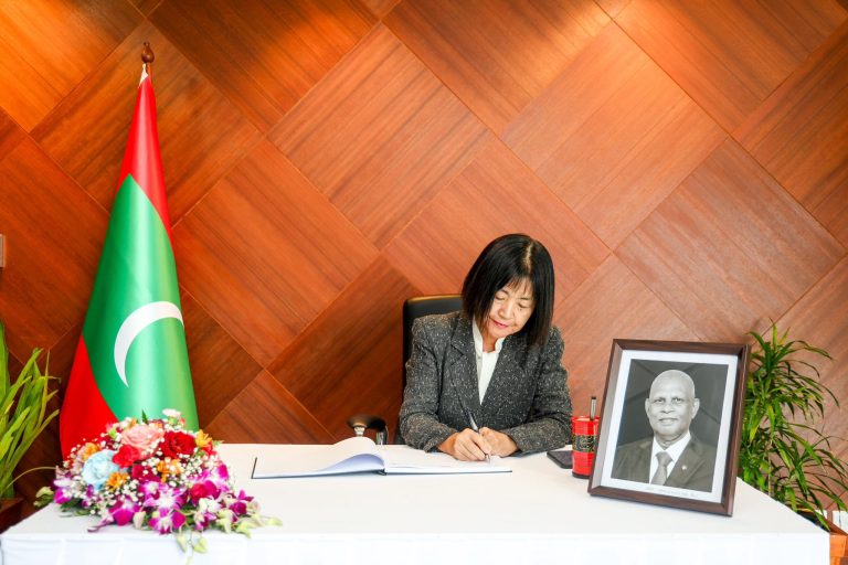 ޖަޕާންގެ ސަފީރު، ޙަސަން ޞާބިރުގެ ތަޢުޒިޔާގެ ދަފްތަރުގައި ސޮއިކުރައްވައިފި
