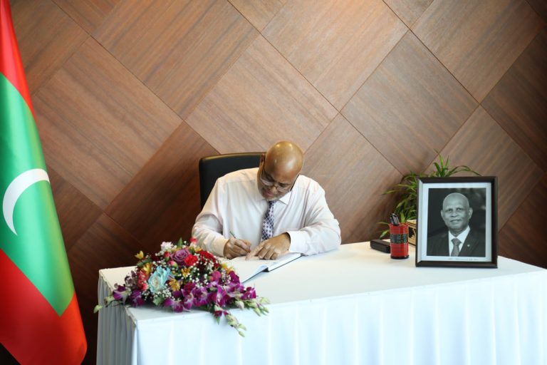 ވަޒީރު ޑރ. ހައިދަރު، ޙަސަން ޞާބިރުގެ ތަޢުޒިޔާގެ ދަފްތަރުގައި ސޮއިކުރައްވައިފި